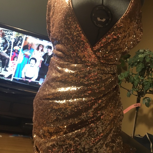 Sequined bronze v neck 95 polyester 5% spandex - Picture 2 of 3